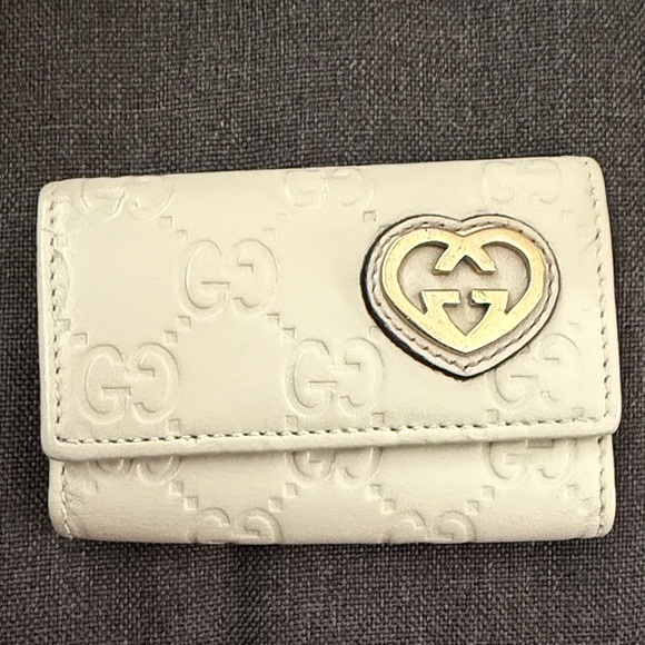 10. Gucci Cream Keyholder (6 keys) with Gold Accent - Picture 1 of 10